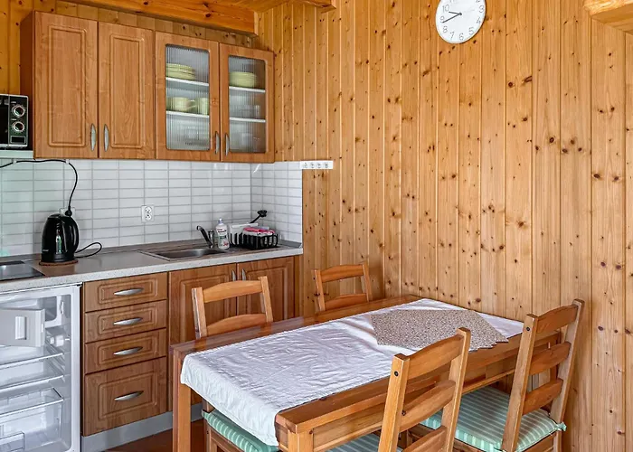 2 Bedroom Gorgeous In Сasa de vacaciones Chłopy